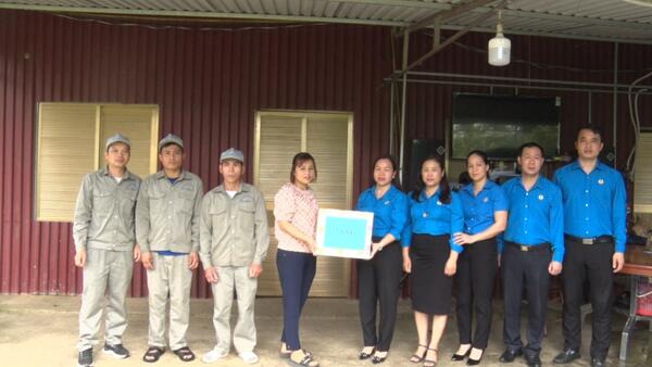 Liên đoàn Lao động huyện thăm tặng quà công nhân lao động trên địa bàn huyện