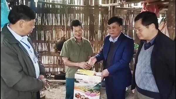 Đồng chí Ngọ Quang Khải, Phó Chủ tịch UBND huyện thăm, tặng quà gia đình chính sách và các hộ gia đình khó khăn trên địa bàn huyện