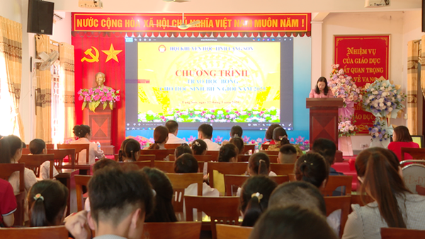Trao thưởng cho học sinh đạt thành tích cao trong năm học 2024-2025