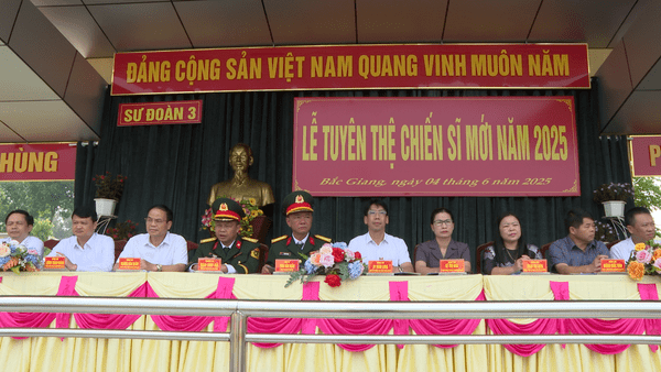 Lãnh đạo huyện Tràng Định dự lễ tuyên thệ chiến sĩ mới năm 2025