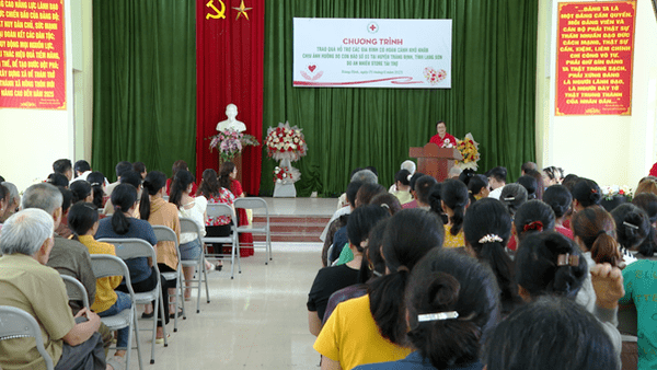 Hội Chữ thập đỏ tỉnh phối hợp trao tặng 180 suất quà cho các hộ có hoàn cảnh khó khăn tại huyện Tràng Định
